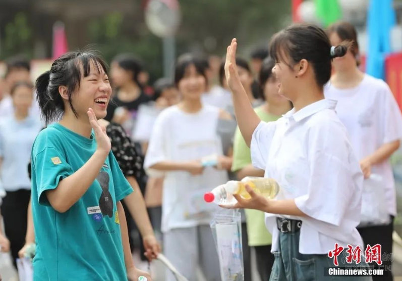 女子趁店员不注意用嘴盗走小金豆